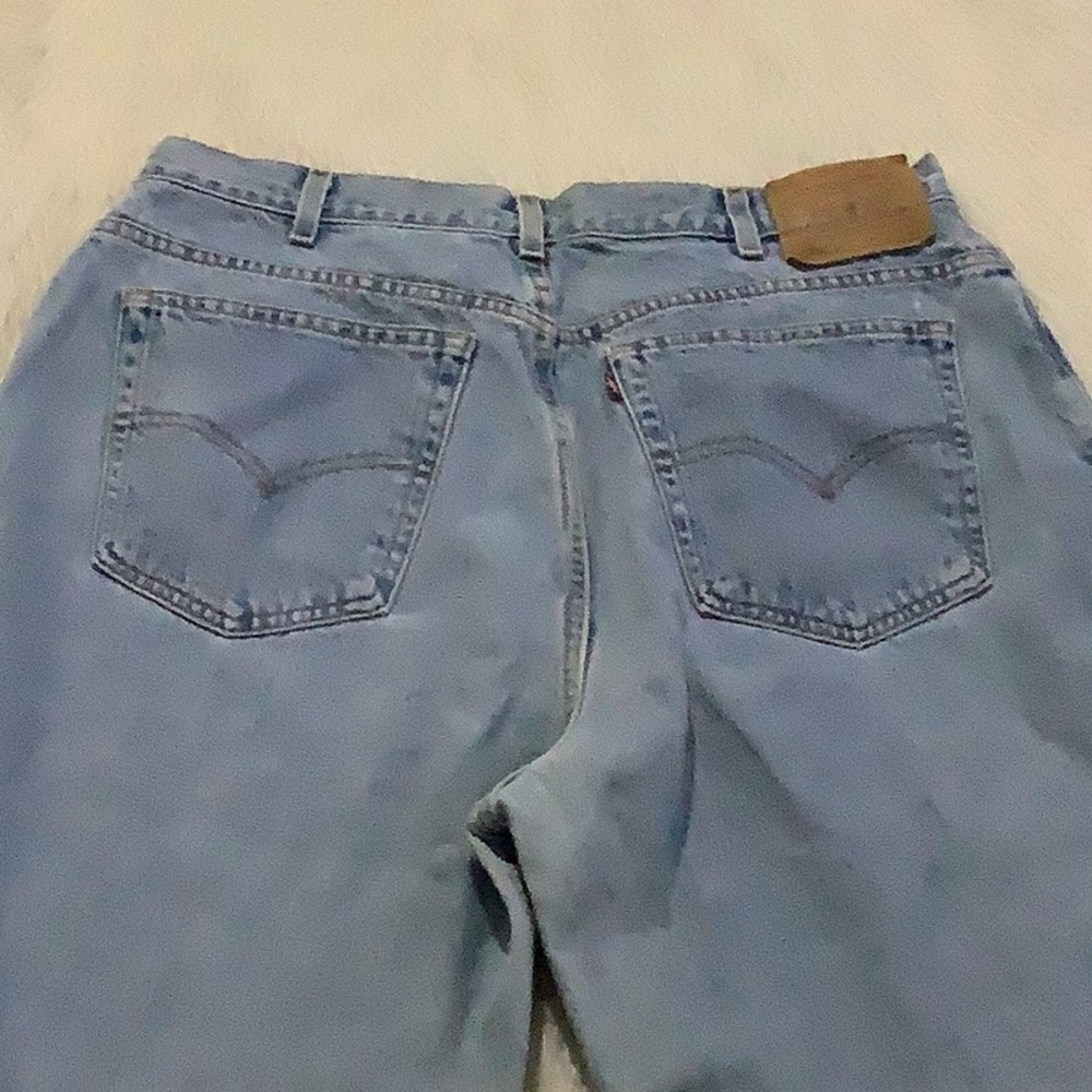 Vintage Levi’s 550 women’s distressed blue denim relaxed fit tapered leg…